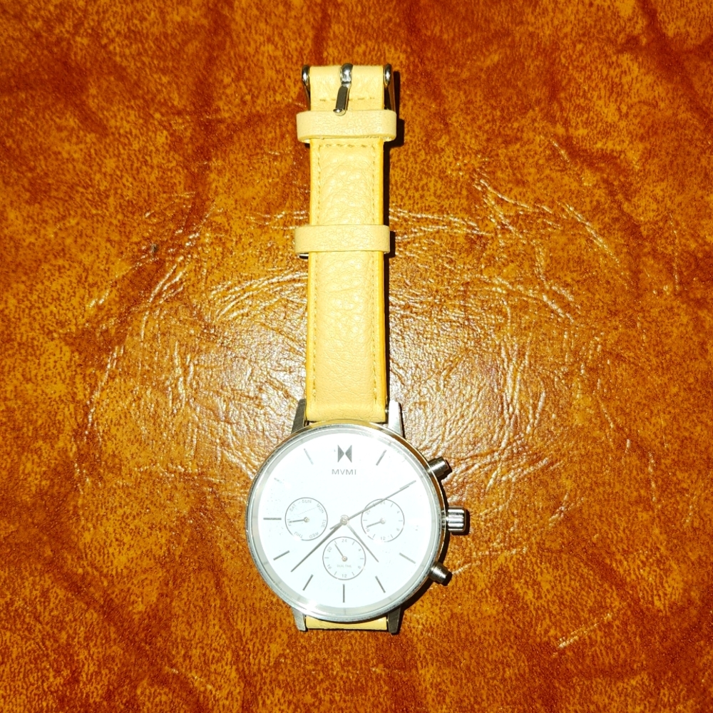 MVMT Watch perfect condition yellow leather strap, interchangeable.
